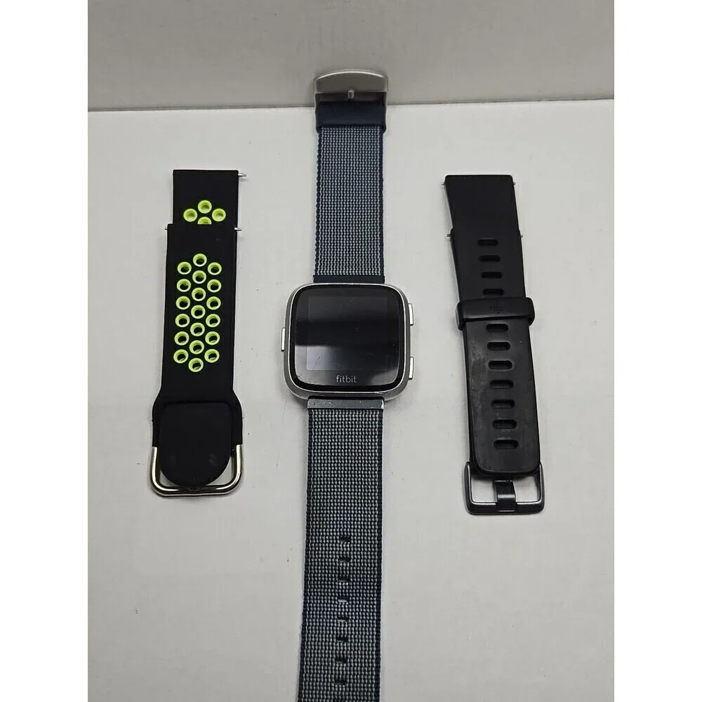 Fitbit Versa FB504 Smartwatch Fitness Heart Rate Bluetooth Extr Bands No Charger